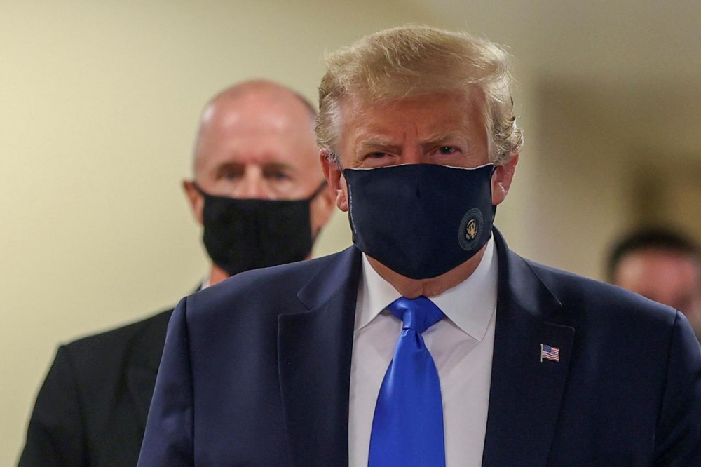 U.S. President Donald Trump wears a mask while visiting Walter Reed National Military Medical Center in Bethesda, Maryland, U.S., July 11, 2020. REUTERS/Tasos Katopodis